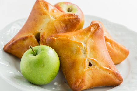 Домашний пирожок с яблоком