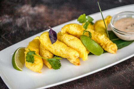 Тигровые креветки в темпуре с чили соусом