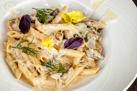 Пенне в сливочно-трюфельном соусе с говядиной и белыми грибами