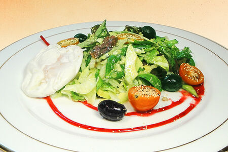 Салат с авокадо и яйцом пашот