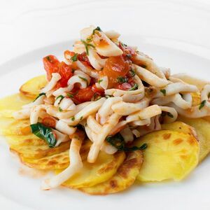Пикантные кальмары с картофелем