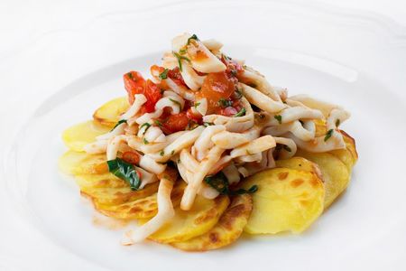 Пикантные кальмары с картофелем