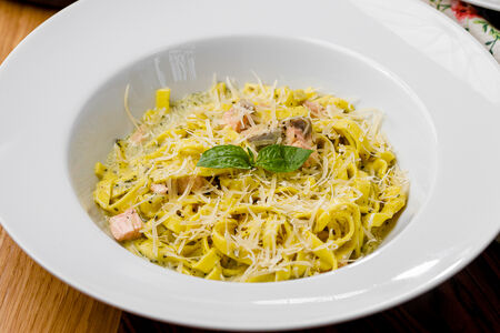 Паста с лососем в соусе песто