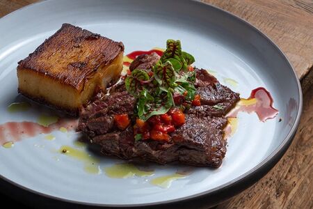 Стейк Мачете с перечной сальсой и картофелем