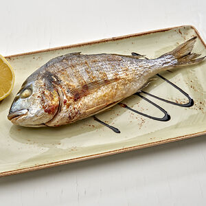 Дорадо на гриле с соусом наршараб