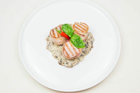 Медальон из свинины