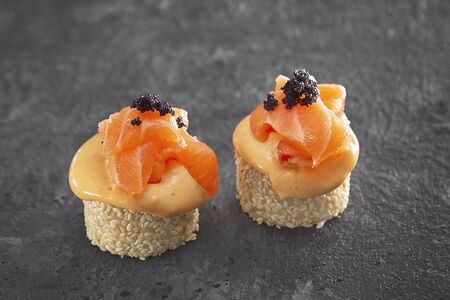 Острый ролл с лососем