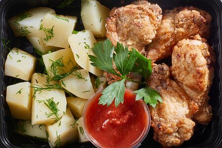 Куриные крылышки с соусом сацебели и отварным картофелем