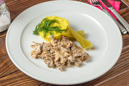 Строганов из говядины с пюре