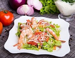 Цезарь с тигровыми креветками