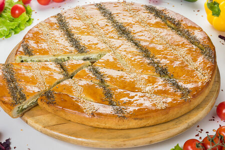 Закрытая пицца со шпинатом и рикоттой