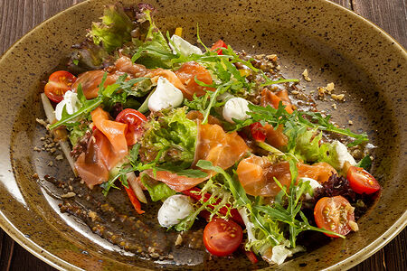 Салат со слабосоленой семгой