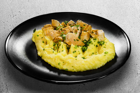 Картофельное пюре с томленой куриной грудкой