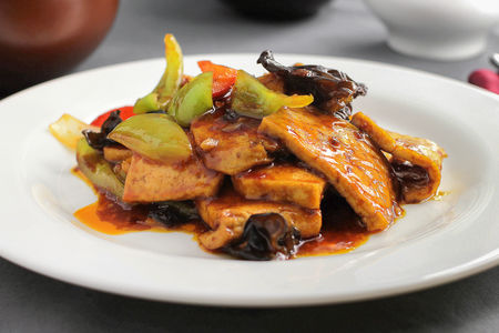 Тофу с овощами в остром соусе