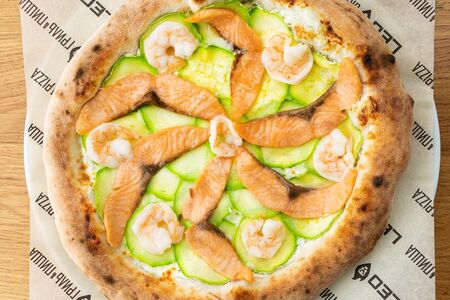 Пицца с креветками, форелью и цукини