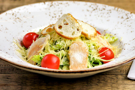 Салат Цезарь с куриной грудкой