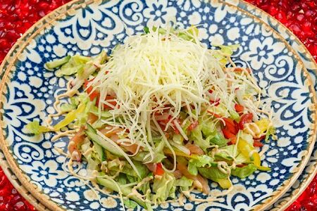 Легкий салат со слабосоленой семгой, сыром Пармезан и свежими овощами