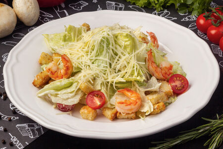 Салат Цезарь с креветками