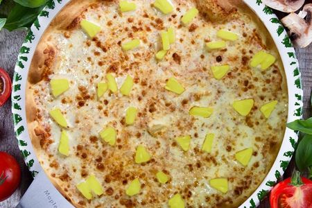 Пицца с ананасами