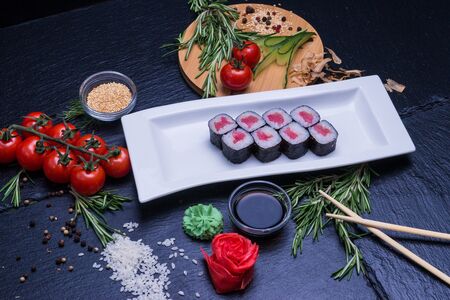 Ролл с тунцом