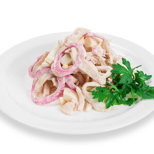 Салат с кальмаром и маринованным луком