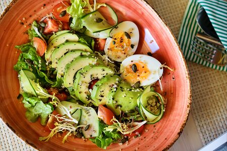 Салат с авокадо и киноа