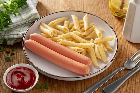 Макароны с молочной сосиской по-домашнему