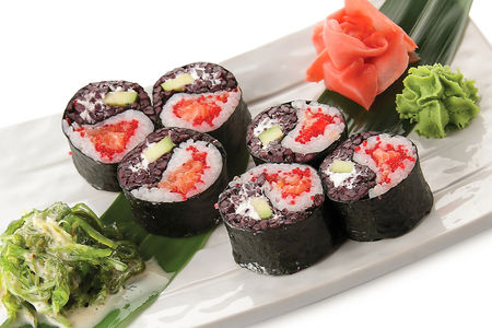 Фирменный ролл Black & White с лососем