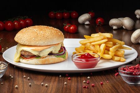 Чизбургер с фирменным соусом и картофелем фри
