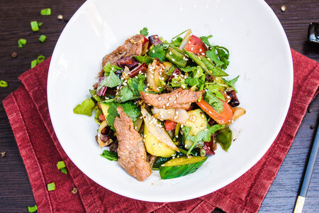 Теплый салат с говядиной