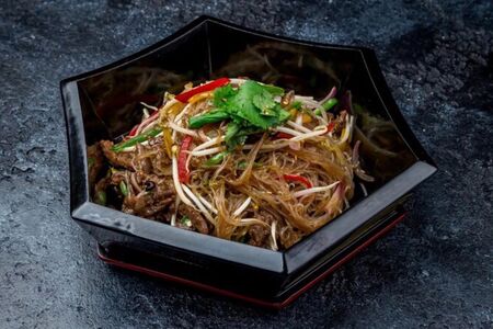 Лапша с говядиной в соусе чили