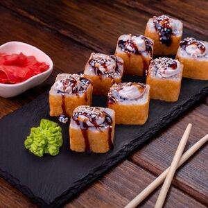 Ролл жареный с томатом и огурцом