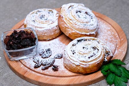 Улитки слоеные с изюмом