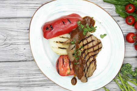 Свиная шея с овощами на гриле