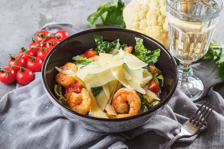 Салат Цезарь с креветками