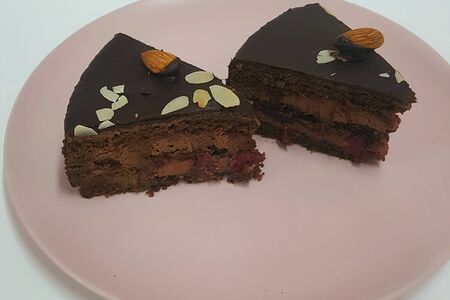 Пирожное Вишня в темном шоколаде