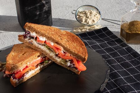 Сэндвич с красной рыбой