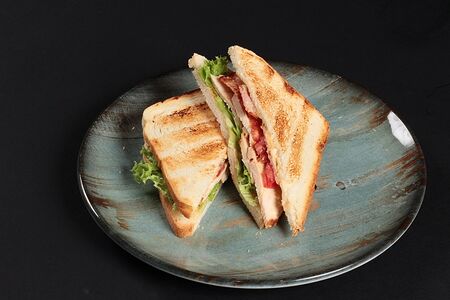 Сэндвич с цыпленком и беконом