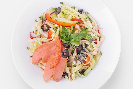 Салат с горбушей и испанским соусом