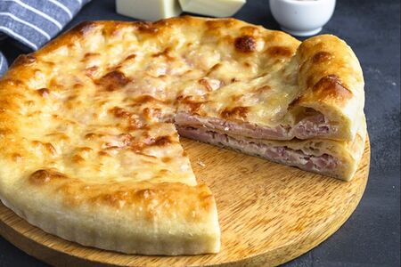 Осетинский пирог с ветчиной и сыром
