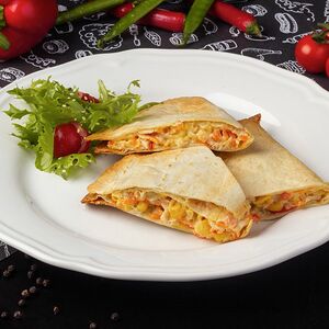 Кесадилья с курицей и ананасами