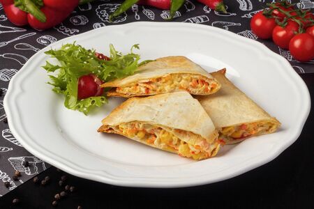 Кесадилья с курицей и ананасами