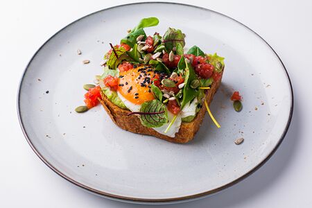 Авокадо тост с яйцом