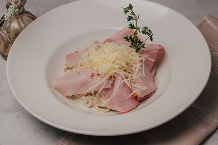 Лингвини с трюфельной пастой и копченым свиным окороком 