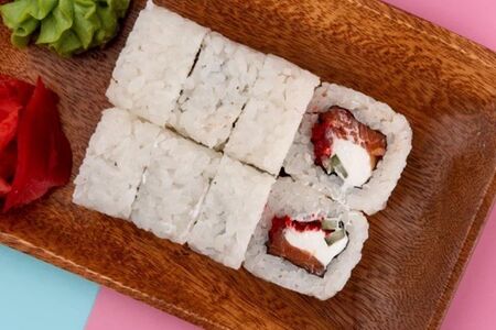 Ролл с лососем и тобико