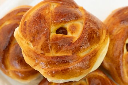 Булочка с абрикосом 