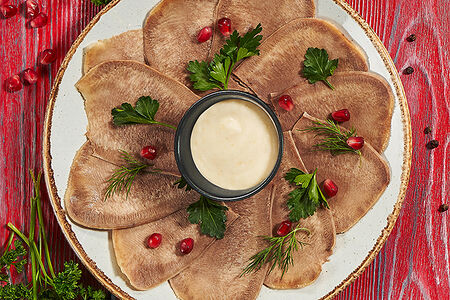 Язык отварной с хреном