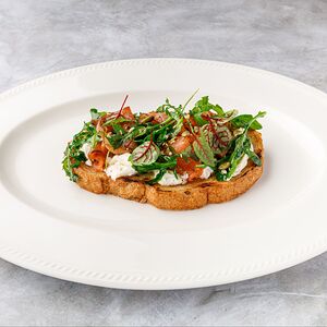 Брускетта с копченым лососем