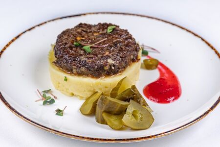Рубленный бифштекс из говядины с картофельным пюре и грибами в сливочном соусе