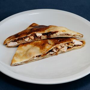 Блинчик с копчёной курицей и соусом барбекю